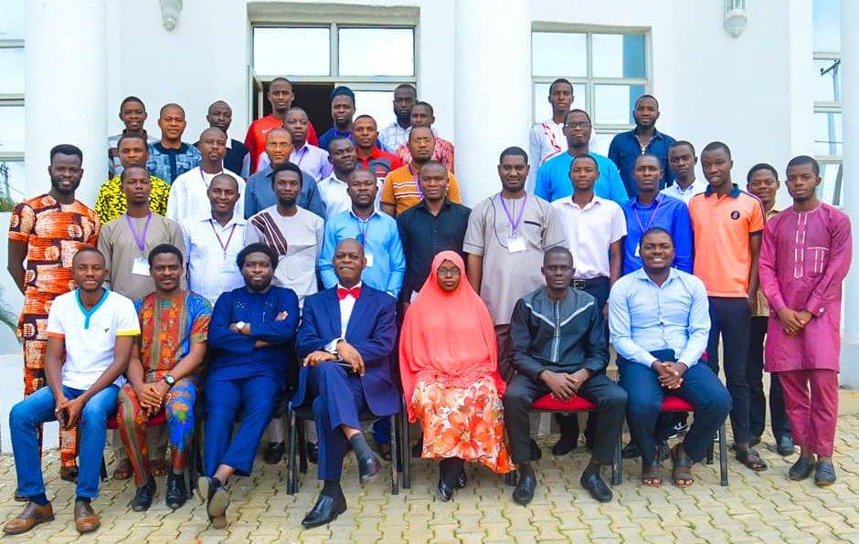 GROUP PHOTOGRAPH IN ONE OF CEAR WORKSHOP